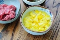 菠蘿果肉切成方丁腌漬在加了鹽的清水裡二十分鐘； 