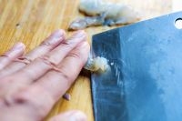 海蝦處理乾淨后切成薄片； 