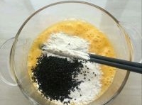 麵粉過篩后把蛋液倒進去，和黑芝麻拌勻再加點黃油；