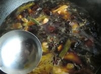 在鍋中加入適量的清水；大火煮開撇去浮沫；