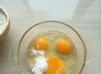 雞蛋磕破在碗里加入白糖攪拌；