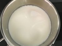 在奶鍋倒入純牛奶，中小火煮3分鐘左右；
