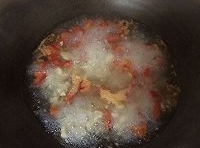 熱鍋，在鍋中放適量水燒開后，放適量油和番茄；