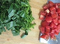 把番茄切小塊，青菜切段；