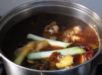 將燒開的湯汁，倒入牛尾鍋中，燒開后，轉小火煨燉2小時；