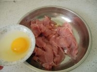 將切好的肉片放入大碗中，加入少許食鹽，料酒，和蛋清攪拌勻；