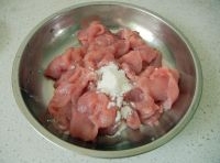 將肉片均勻裹上澱粉，靜置10分鐘入味；