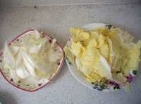 將白菜葉子手撕大片，白菜幫切片備用；
