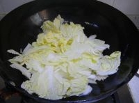 當白菜幫子發蔫，放入白菜葉子煸炒；