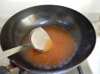 熱鍋，鍋里加清水煮開，放入薑末，紅辣椒.加適量的韓式辣椒醬；