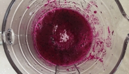 把火龍果放入果汁機中，打成果泥加入細砂糖，攪拌融化；