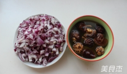 紫洋蔥切碎，干香菇洗凈泡發，擠干水分切成小塊，泡香菇的水留著待用