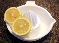將檸檬洗凈，切塊，榨出汁；