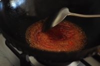 鍋中留少許低油，倒入番茄糖汁熬一下。