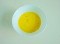 雞蛋磕入碗中加少許鹽攪拌；
