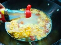倒入兩碗熱水煮沸，放入一匙的生抽和少量的胡椒粉；