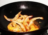 熱鍋，鍋中注油，燒熱，下入大蝦，小火煎至大蝦兩面金黃，撈出備用；