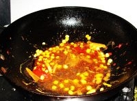 鍋中加入1勺番茄醬煸炒均勻，放入料酒，生抽，糖和適量的清水；