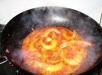 最後加入煎炸的大蝦翻炒均勻，加入鹽燜至2分鐘即可；