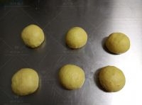 發酵好的麵糰排氣後分成六等分；