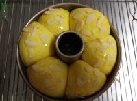 在發酵好的麵糰上刷滿蛋液，撒上適量杏仁片；