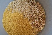 小米、高粱米、蕎麥、粳米、菰米均洗凈放進電飯煲；