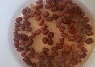 把紅豆先泡一個晚上，放進微波爐里用高火米分鐘；