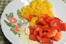 把紅黃彩椒洗凈切成片放進去一半，再加點清水； 