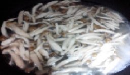 蟹味菇也放進鍋里焯燙片刻撈出過涼； 