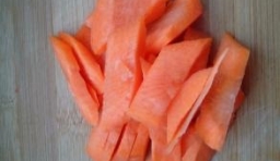 胡蘿蔔洗凈后切成片，蒜切片；