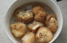 猴頭菇放在碗里加水泡發；