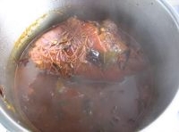 把糖色倒入熬制好的湯鍋里；放入焯好的豬肘子，大火燒開，烹入料酒；轉中火再煮一會；