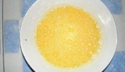 雞蛋打破在碗里加點鹽拌勻；