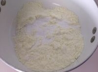 在鍋里倒入白涼粉和牛奶粉；