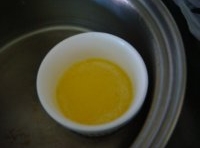 牛油放在蒸鍋里隔水溶化，淋在龍蝦身段；