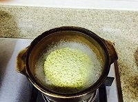 水燒開后煮泡麵至軟；