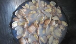 蛤蜊放放沸水中煮至開殼；