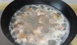 鍋里加冷水加熱，放幾片薑片和兩大勺料酒和豬蹄一塊煮開；