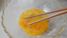 雞蛋打散在碗里，攪打均勻；