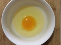 雞蛋打散在碗里調勻；