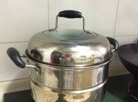 蒸鍋裡面加水燒開，水沸把蒸蛋容器放進去蓋上鍋蓋用中火蒸十分鐘；