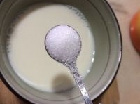 白糖和牛奶放一起拌勻；