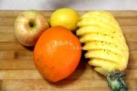 菠蘿和橙子去皮后切成4cm大小的塊；