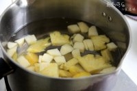 鍋中燒開水。下入切好的水果，大火煮開后，轉中小火煮20分鐘；