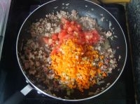 加番茄丁、胡蘿蔔、芹菜末進去炒半分鐘；