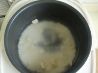 電飯鍋加入適量的清水放入粳米和扁豆。