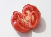 番茄洗凈后切成兩半，芹菜、小蔥洗凈切成段；