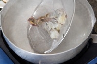 明蝦在開水快速焯水，青口、魷魚也需焯水至魷魚捲起撈出；