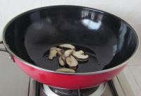 鍋中放油，下入香菇片炒香；