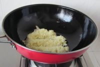 倒入米飯翻炒，炒至米飯粒粒散開；